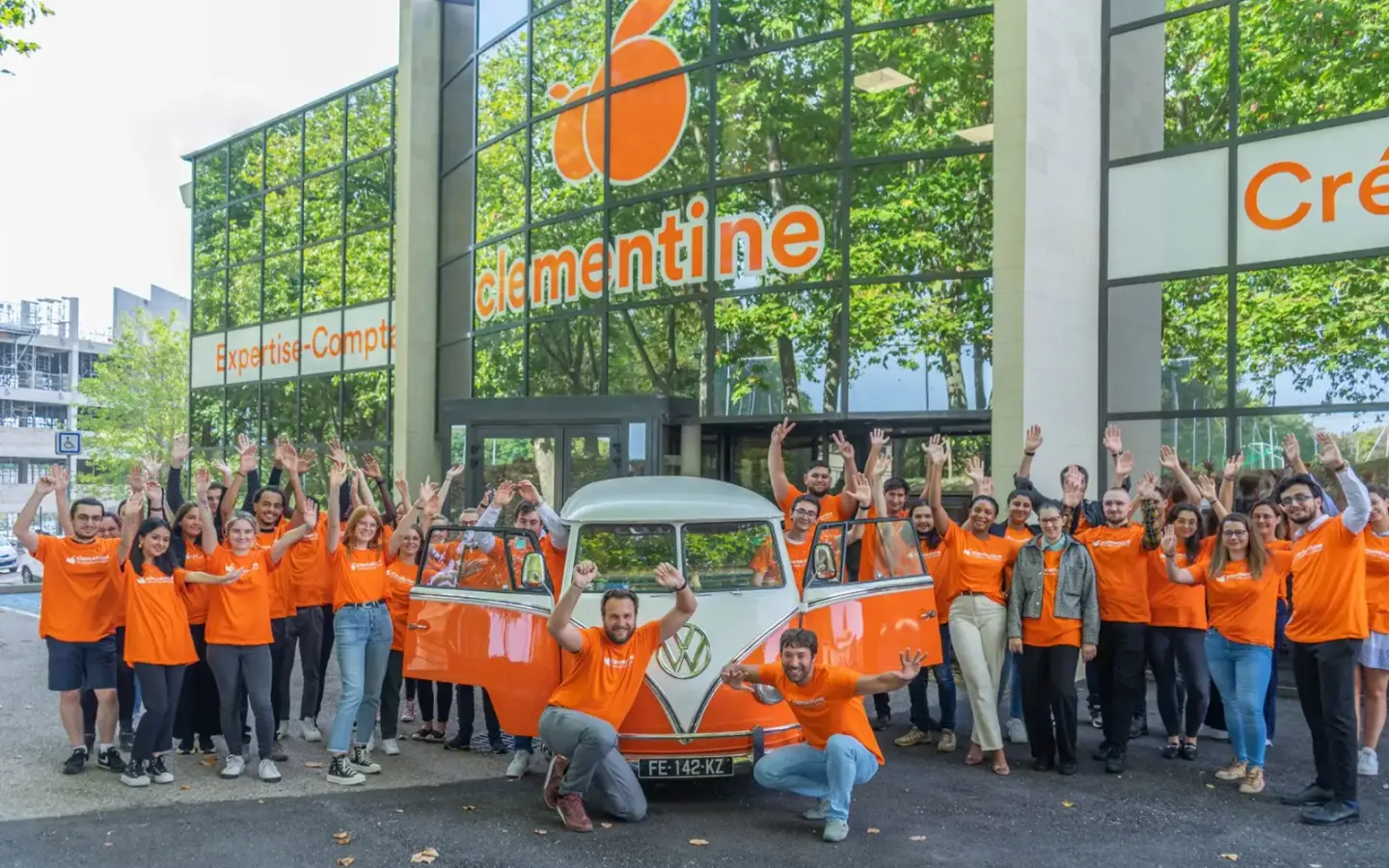 Photo de groupe de toute l'équipe Clementine portant des T-Shirt et sweat de l'entreprise